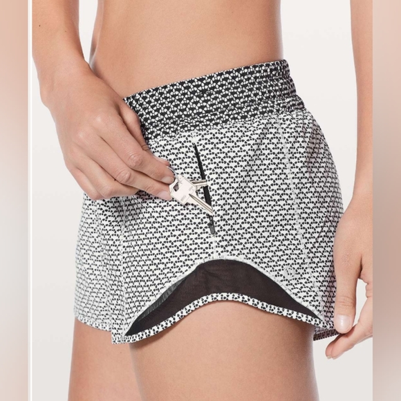 Lululemon Run Hotty Hot Shorts II 2.5" In Monochromic White/Monochromic Black - Picture 3 of 13